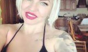 MinnieDoll naked before webcam in live video chat