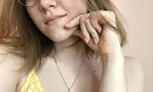 Mis_Di naked before webcam in live video chat