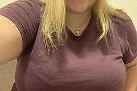 SaftigeVikky naked stripping on cam for live sex video chat