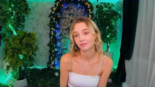 Xoanetta naked stripping on cam for live sex video chat