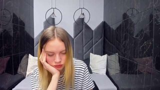 AlysonSunny naked stripping on cam for live sex video chat
