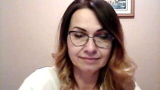 KrystalLaRed naked stripping on cam for live sex video chat