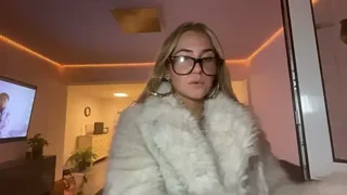 goddesemiiyy nude stripg before cam for live sex video chat
